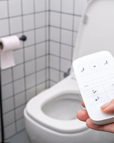 bidet czy toaleta myjąca sterowana pilotem