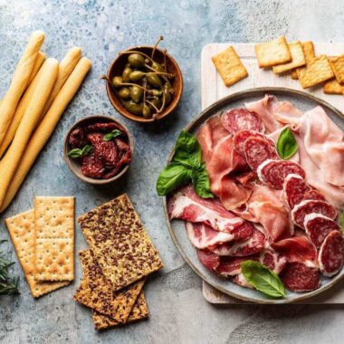 włoskie przekąski na imprezę na stole