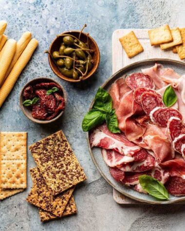 włoskie przekąski na imprezę na stole