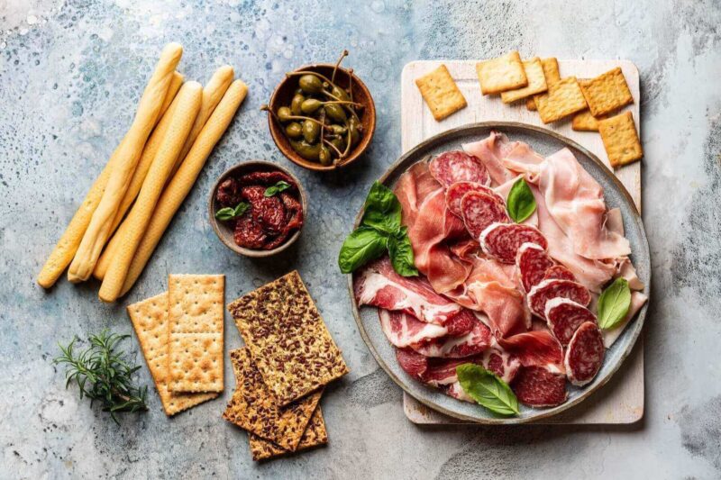 włoskie przekąski na imprezę na stole